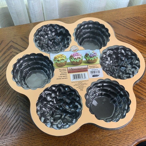 Wilton Dimensions Bundt Mini Flower Baskets Pan